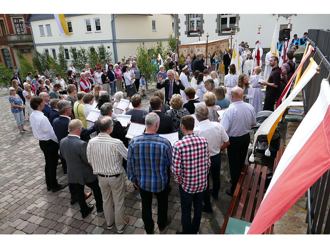 Fronleichnamsprozession durch die Straßen von Naumburg (Foto: Karl-Franz Thiede)